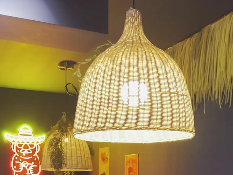 이국적인 분위기의 조명