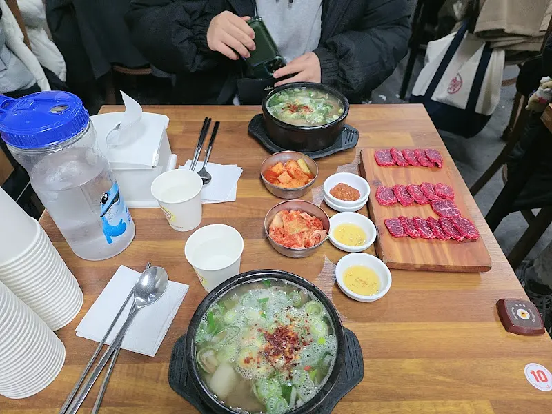 소국밥과 육사시미 한상차림