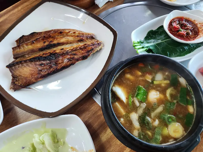 고등어 구이와 다양한 밑반찬