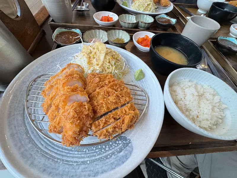 토라카츠의 모듬카츠 한 상 전체적인 모습