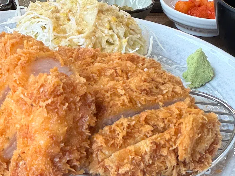 윤기가 흐르는 토라카츠 등심카츠의 자태