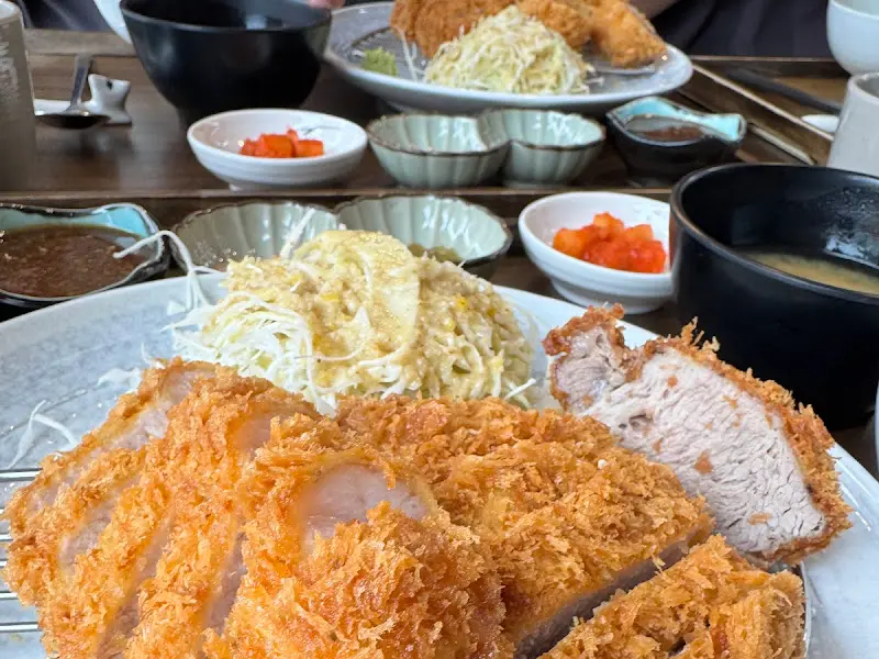 푸짐하게 차려진 토라카츠의 돈까스 한 상