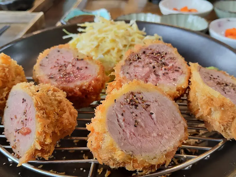 고추양념이 살짝 올라간 토라카츠 안심카츠