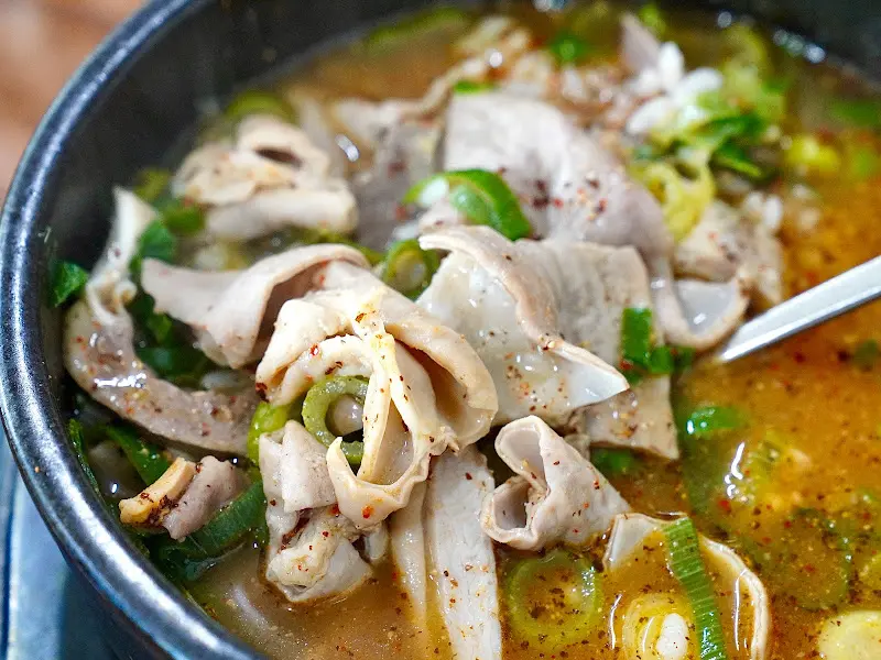 푸짐한 내장이 들어간 순대국밥