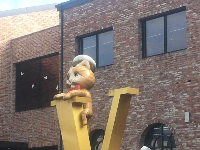 베비에르 고양이 조형물