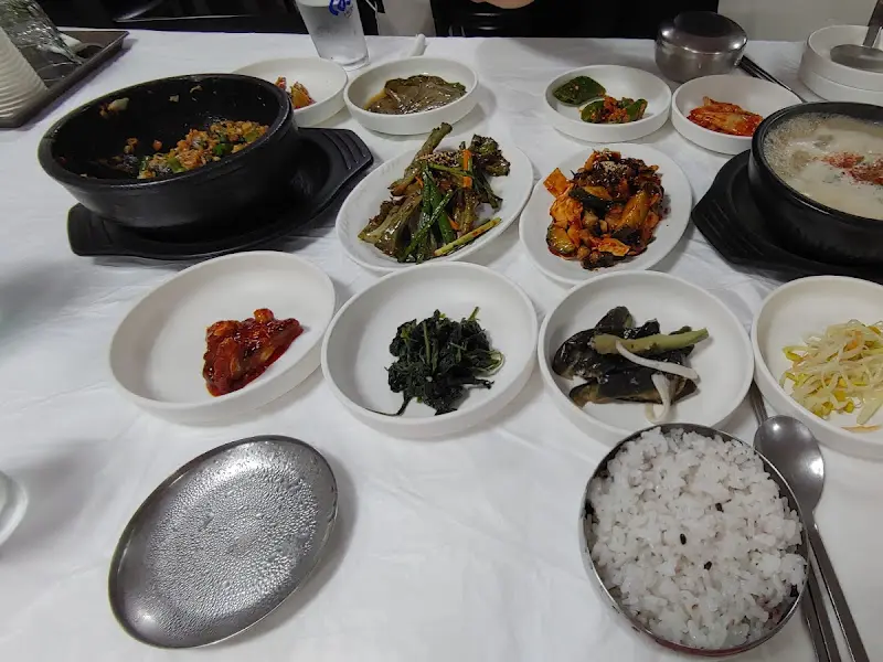 다채로운 반찬들이 놓인 테이블