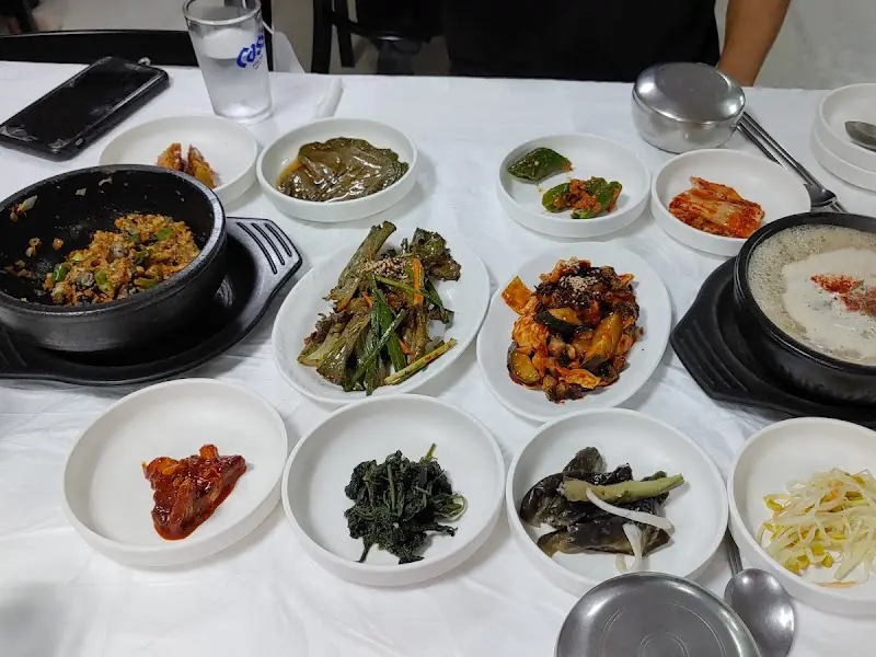 한 상 가득 차려진 우렁쌈밥 정식