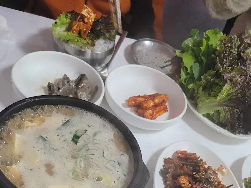 풍성한 쌈채소와 반찬들