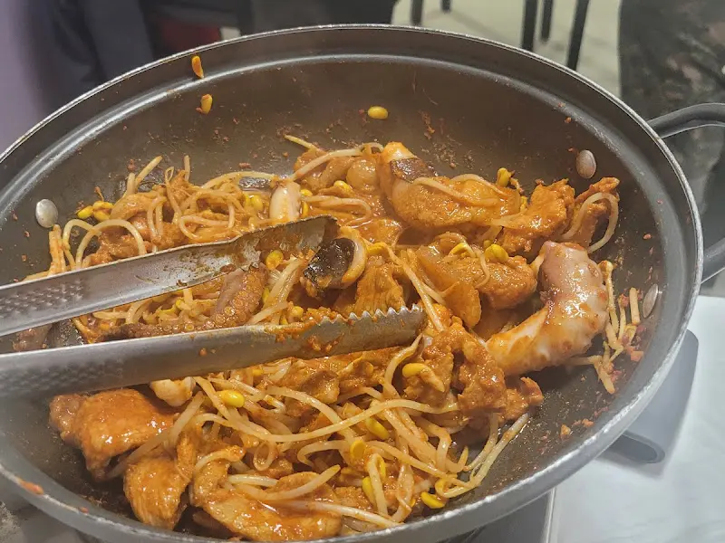 우렁과 돼지고기를 볶은 요리