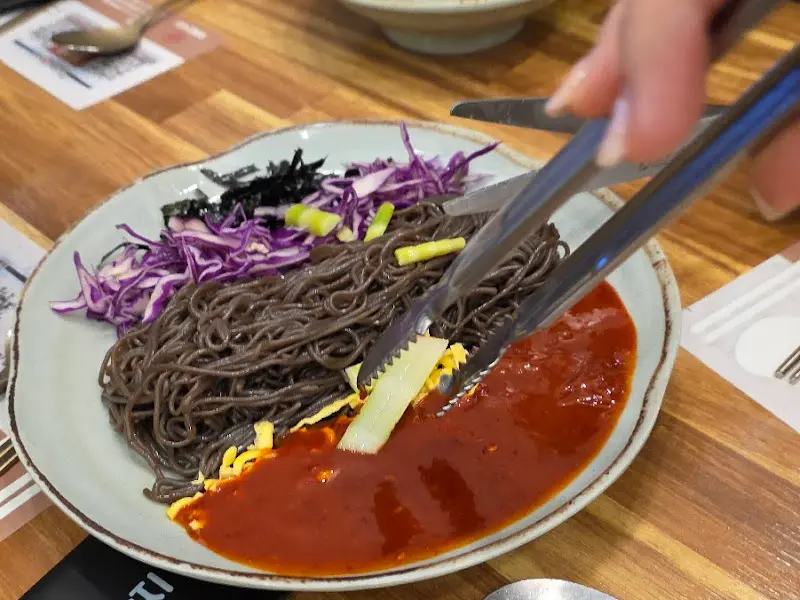 매콤한 낙지 볶음과 환상 궁합 자랑하는 막국수