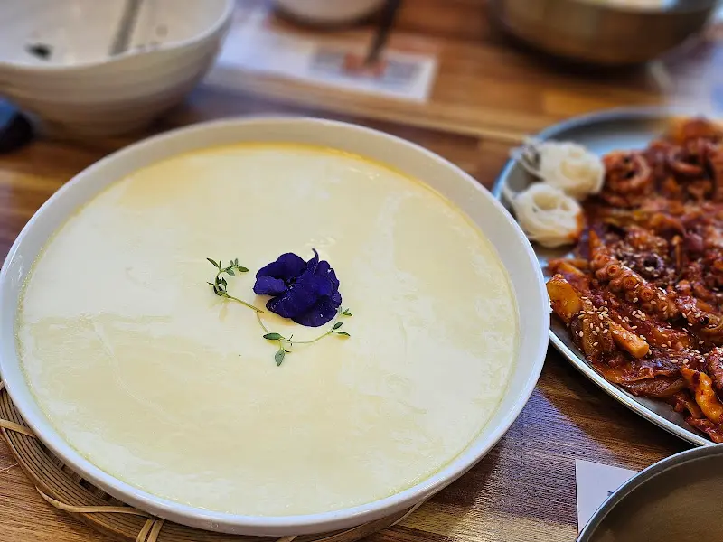 꽃잎이 올라간 푸딩 계란찜