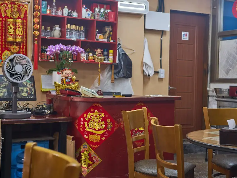 천진반점 내부: 깔끔하게 정리된 테이블과 앤티크한 장식이 눈에 띈다.