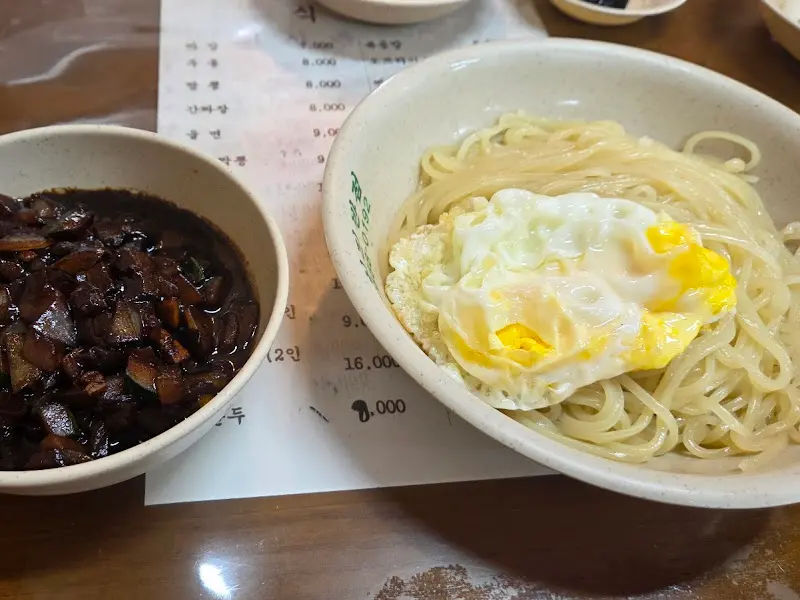 천진반점 간짜장: 윤기가 좔좔 흐르는 짜장 소스가 식욕을 자극한다.