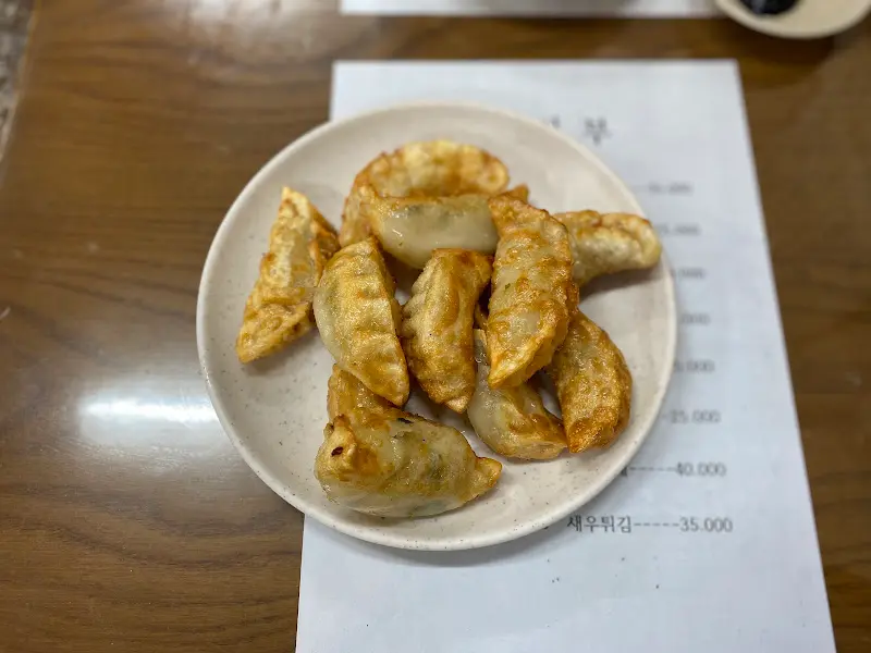 천진반점 군만두: 한쪽 면은 찌고 다른 한쪽 면은 구워 겉바속촉의 정석을 보여준다.