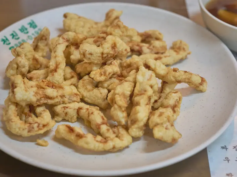 천진반점 탕수육: 튀김옷이 얇고 폭신한 스타일이다.