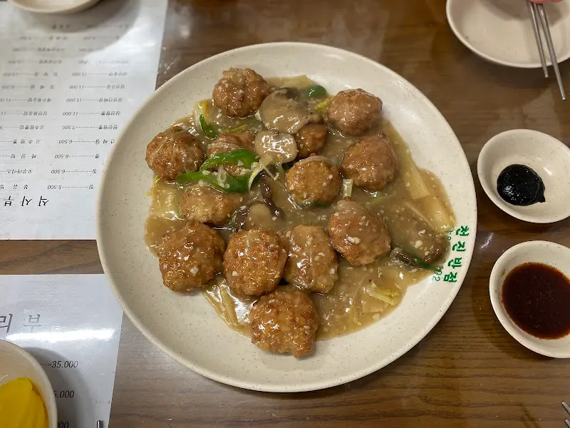 천진반점 난자완스: 돼지고기 완자에 매콤함이 더해져 느끼함을 잡아준다.