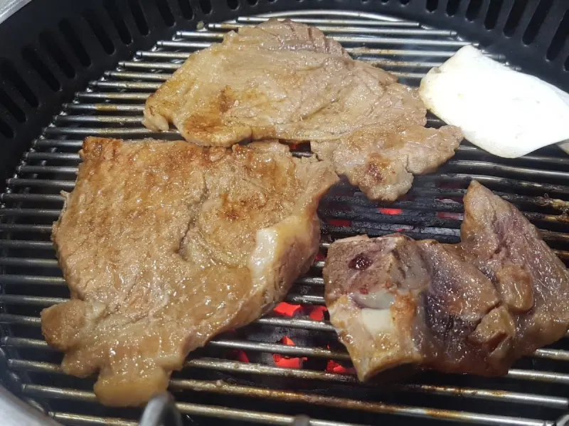 숯불 위에서 익어가는 돼지왕갈비