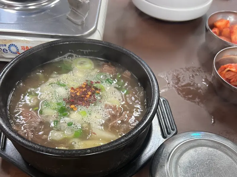 뽀얀 국물이 인상적인 소국밥