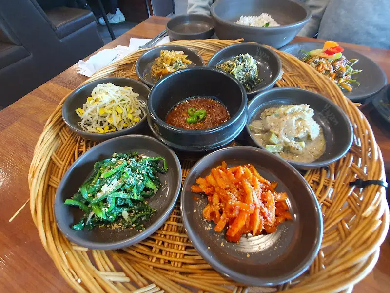 쟁반 가득 담긴 나물들