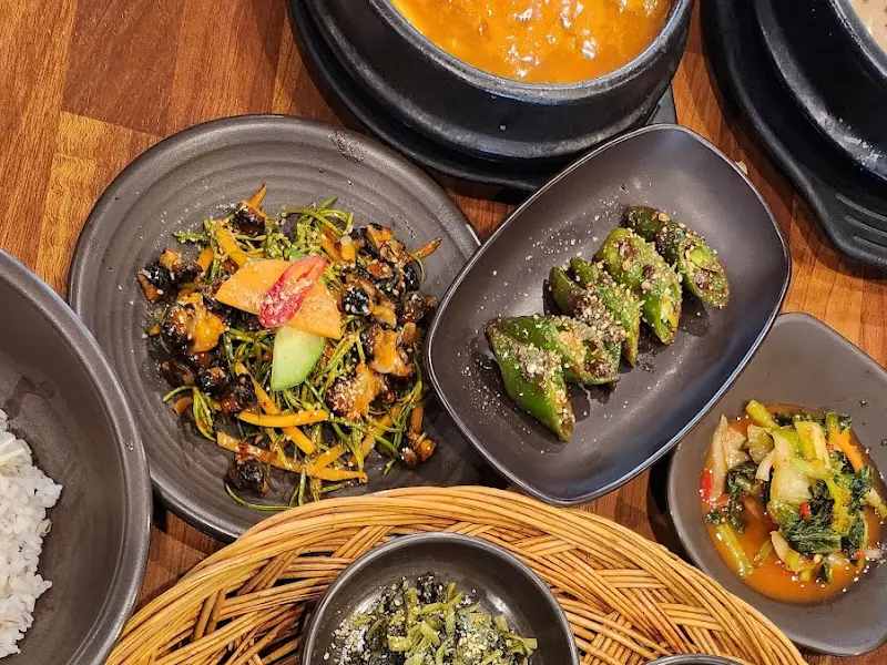 우렁무침, 깻잎 장아찌 등 다양한 반찬