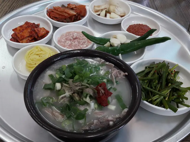 푸짐한 돼지국밥 한 상 차림