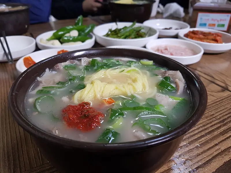 깔끔하고 깊은 맛의 돼지국밥