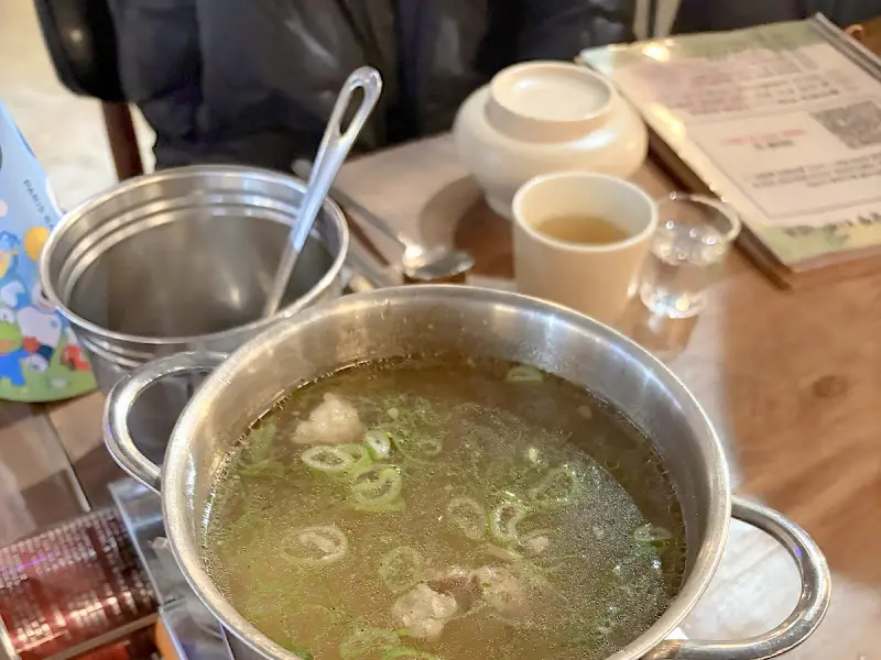 뚝배기에 담긴 따뜻한 소고기 뭇국