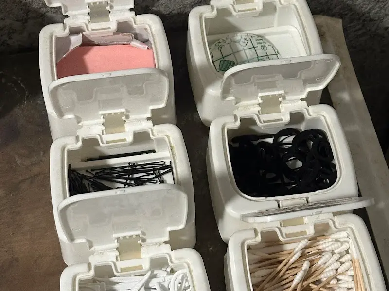 다양한 여성용품이 비치된 화장실