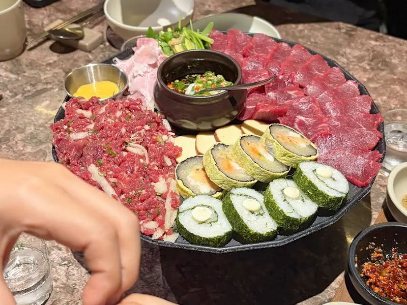 육회, 사시미, 감태말이 등이 담긴 육술한상