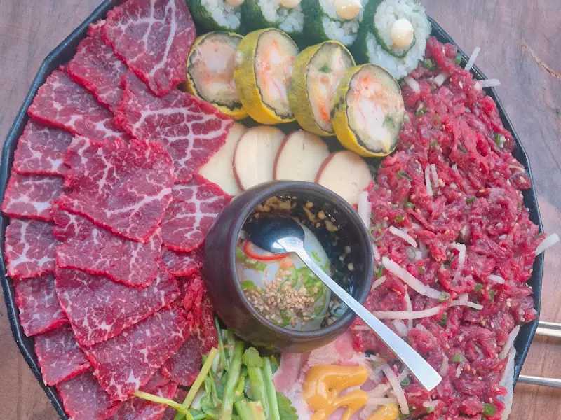 육회, 사시미, 감태말이가 놓인 접시