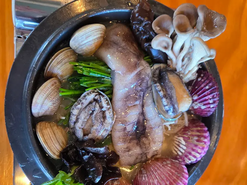 푸짐한 해산물이 듬뿍 들어간 등나무가든 해신탕