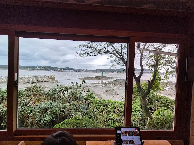 창밖으로 보이는 강화도 바다 뷰