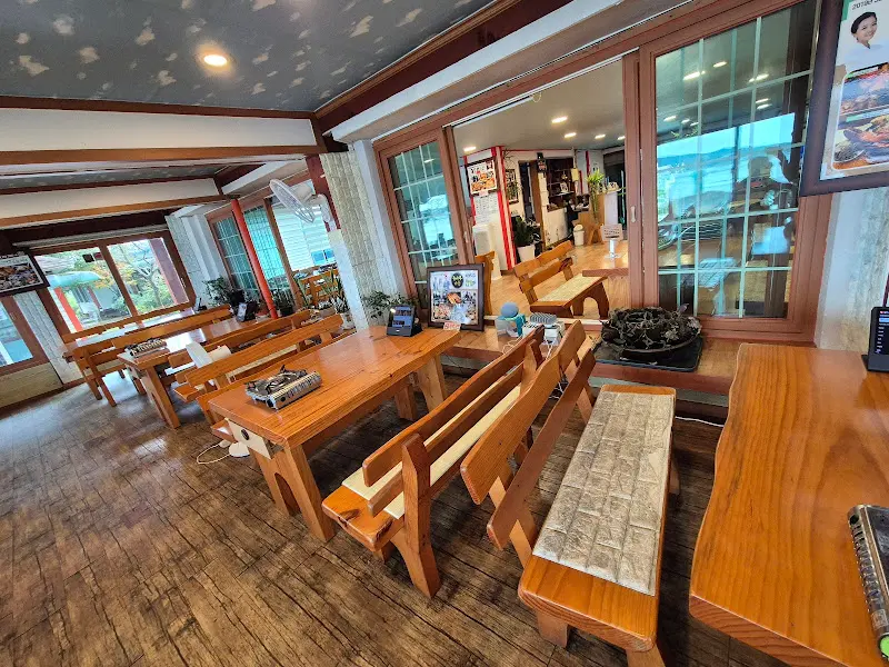 넓고 쾌적한 등나무가든 내부