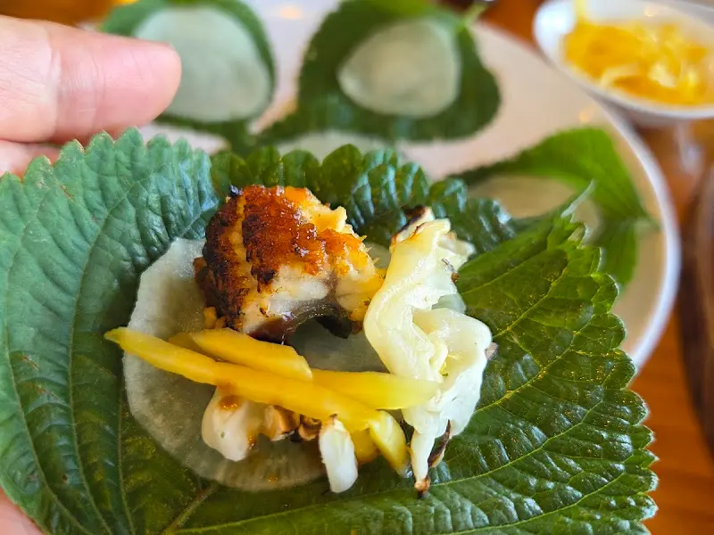 깻잎에 싸 먹는 장어구이의 환상적인 맛