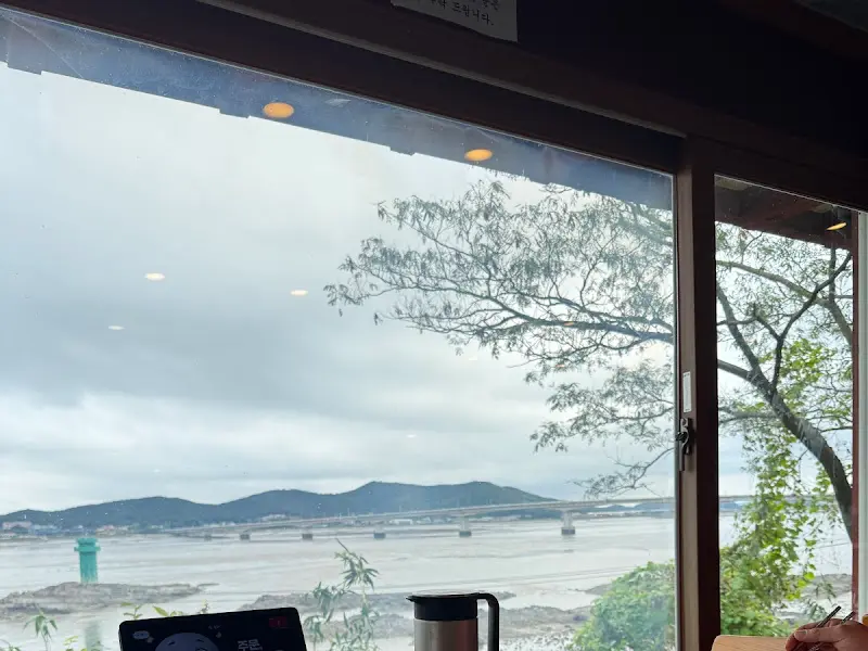 흐린 날에도 운치 있는 바다 뷰