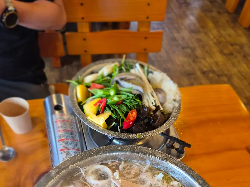 해산물 가득 조개 샤브 칼국수