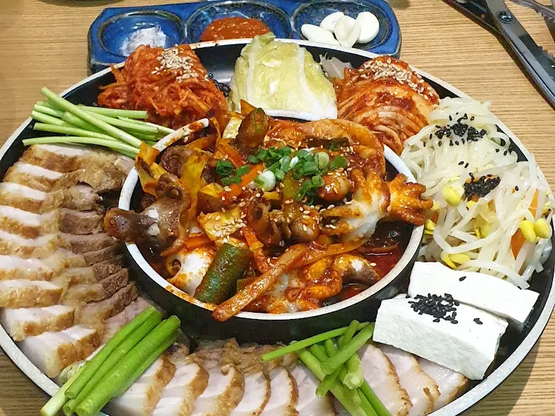 푸짐한 쭈꾸미 보쌈 한 상