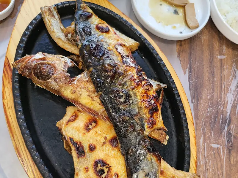 노릇하게 구워진 생선구이