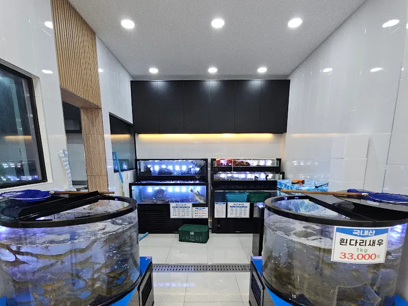 싱싱한 해산물이 가득한 수족관