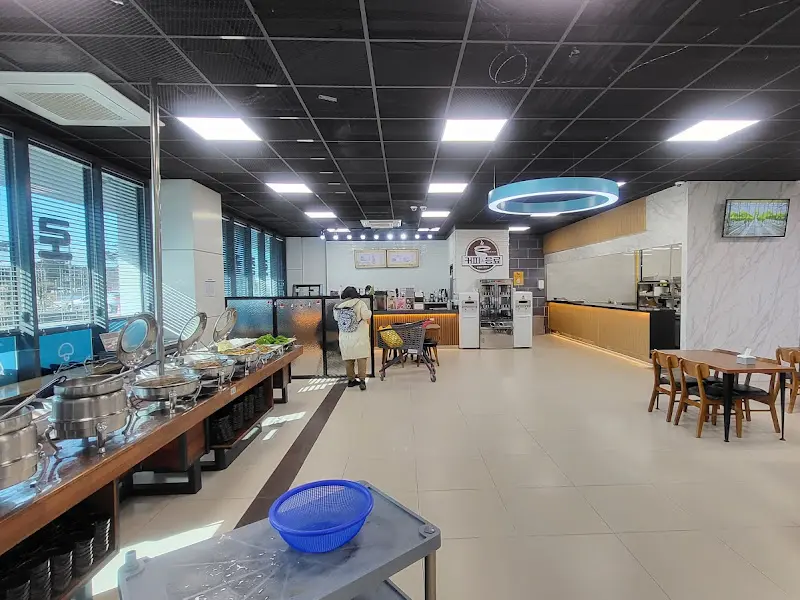 깔끔한 분위기의 한식 뷔페 식당 내부