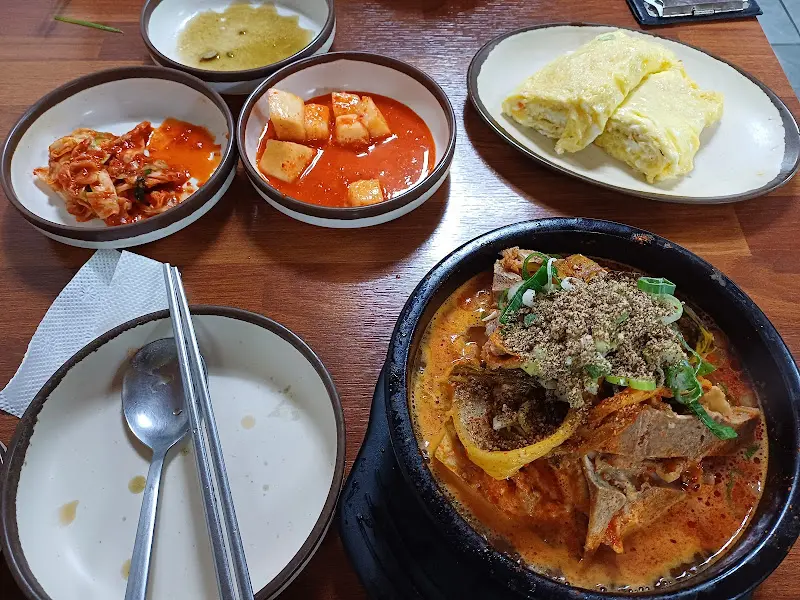 다슬기 해장국과 기본 반찬