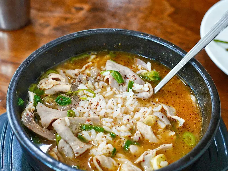 밥이 말아져 나오는 순대국밥