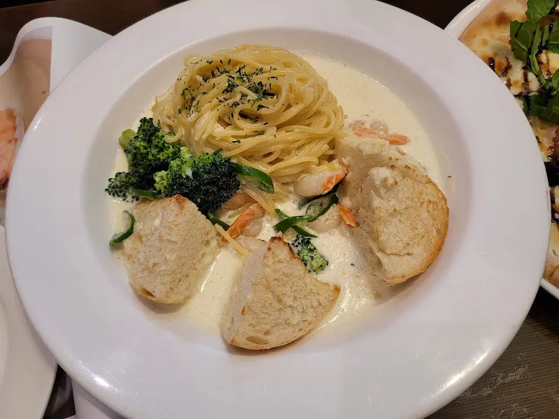 크림 소스가 듬뿍 담긴 파스타