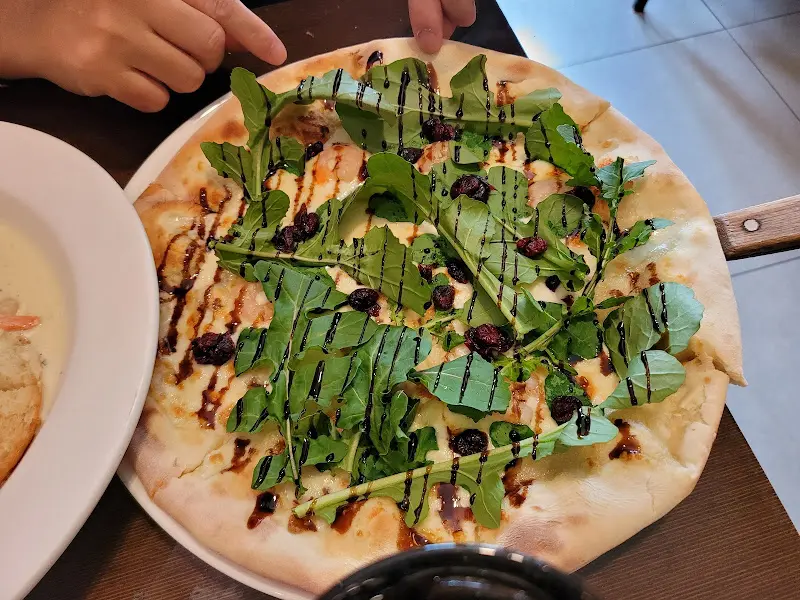 신선한 루꼴라가 듬뿍 올라간 피자