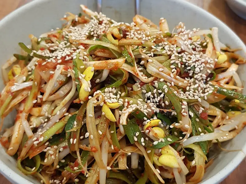 참깨가 뿌려진 파절이