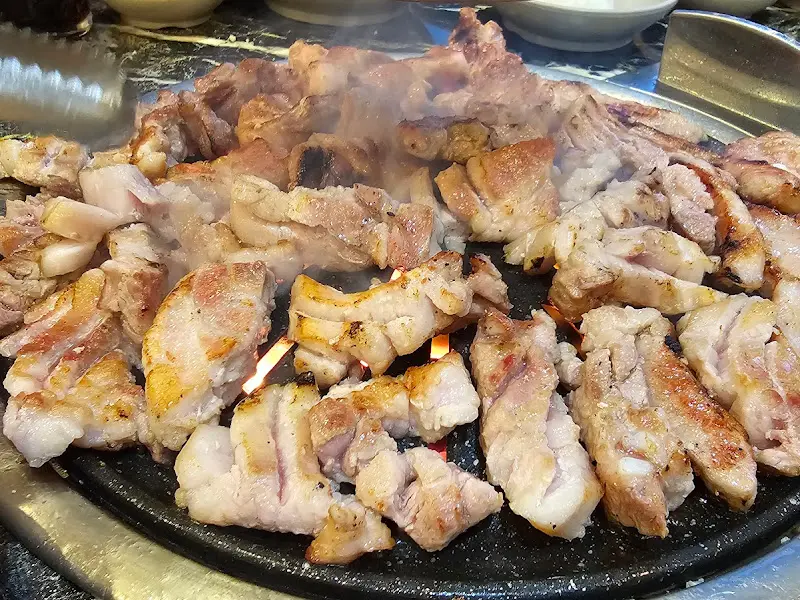 고기 손질하는 모습