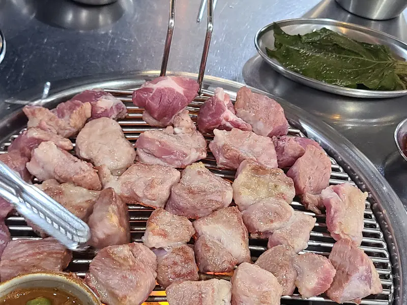 연탄불 위에서 익어가는 근고기