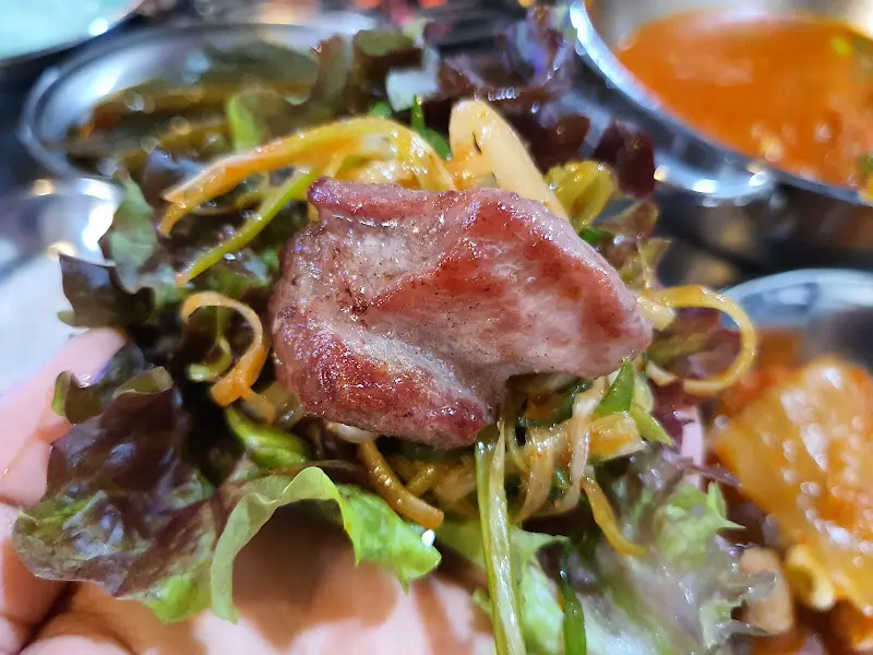 쌈 채소에 싸 먹는 근고기