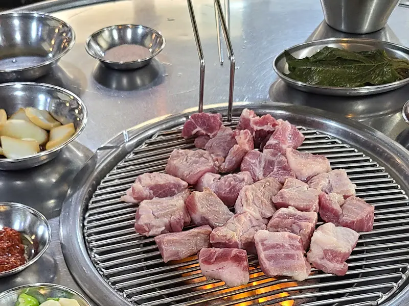 불판 위에 올려진 근고기