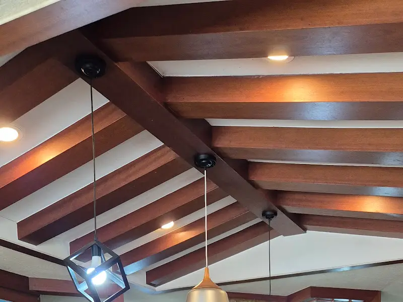 가게 내부 천장